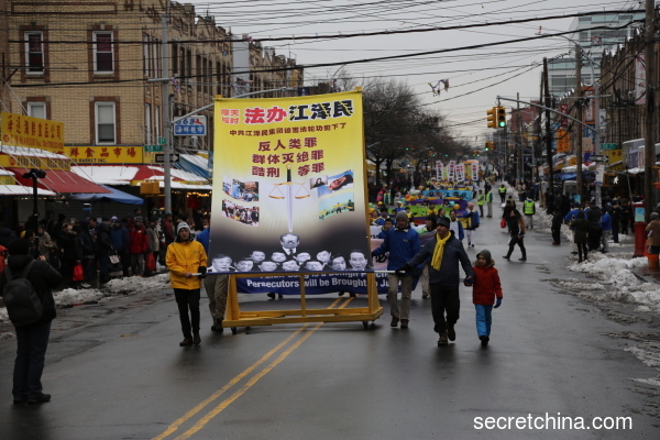 紐約地區部分法輪功學員在布碌侖華人較多的社區八大道舉行盛大遊行
