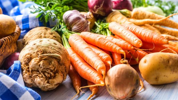 胡蘿蔔含大量胡蘿蔔素及多種營養素，有降血壓和強心等功效。