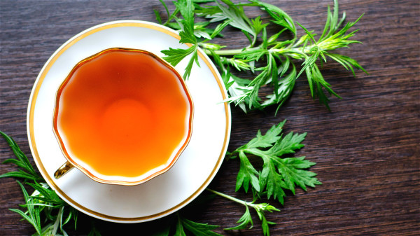 艾草茶可以祛湿驱寒，暖胃健脾，防止湿寒侵体。
