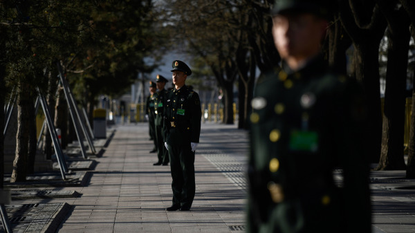 網傳很多軍人秘密入京，中南海附近傳出槍聲，疑北京發生政變。