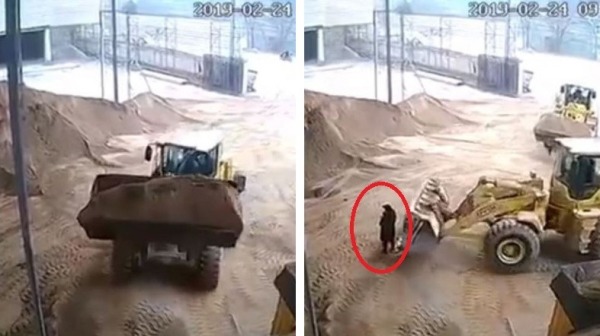 中國一名女子在陶瓷工廠任職，卻沒想到堆土機司機因為視線死角，將她鏟起並連同廢土一起倒入砂土粉碎機中！