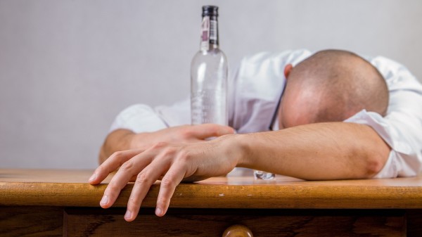 喝酒超量對身體有害。