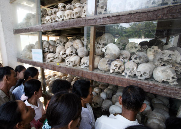 越柬战争后，在柬埔寨境内发现超过200个万人坑