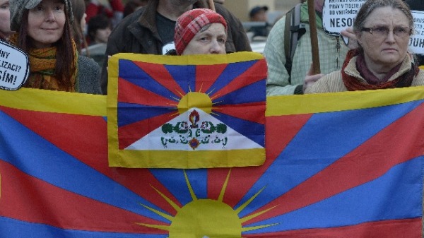 2009年3月10日，在中國駐捷克布拉格大使館前，示威者手舉雪山獅子旗在抗議中國對西藏的政策