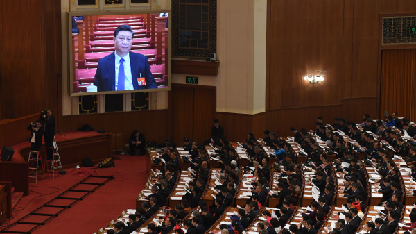 2019年3月5日，中共人大會議開幕，習近平出現在大屏幕，一臉嚴峻。