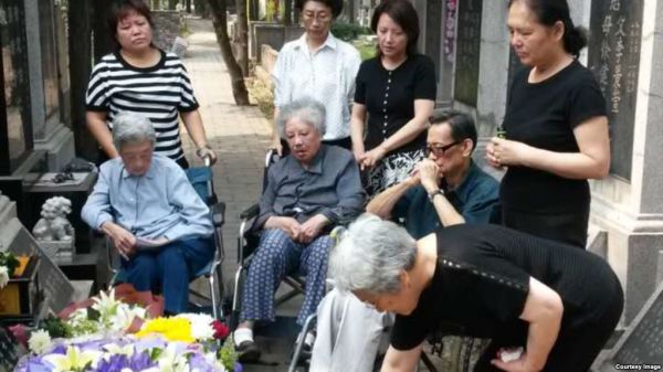 2016年6月49日，部分六四難屬在北京萬安公墓為27年前遇難親人祭酒。