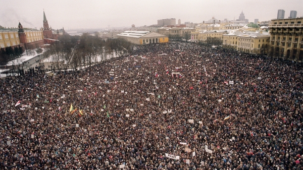 1991年1月20日，大約10萬名示威者在莫斯科克里姆林宮游行。許多人呼吁蘇聯總統米哈伊爾．戈爾巴喬夫辭職，抗議蘇聯軍隊鎮壓民族主義立陶宛當局。