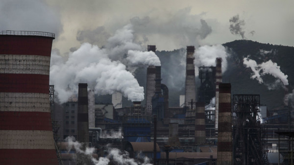 中国的环境问题及自然资源消耗拉低了兼容性富裕指数（IWI）。