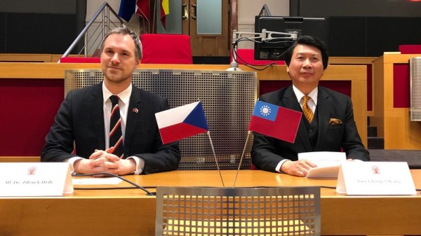 布拉格市长贺瑞普（左）与驻捷克代表汪忠一，7日（当地时间）在布拉格市府一同为台湾建筑家谢英俊建筑展揭开序幕。