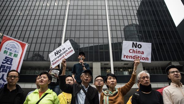 香港逾万人游行 反对逃犯条例
