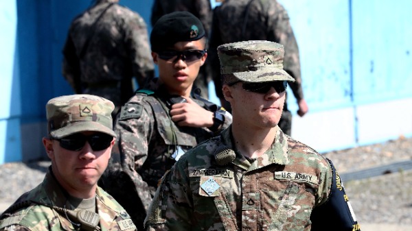 美国士兵和韩国士兵在板门店非军事区（DMZ）（图片来源：Chung Sung-Jun / Getty Images）