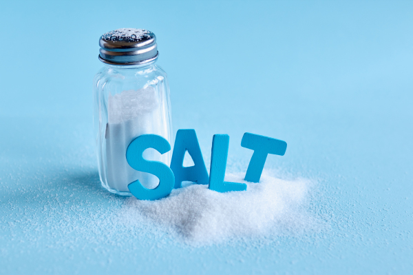食盐在生活中有许多妙用。