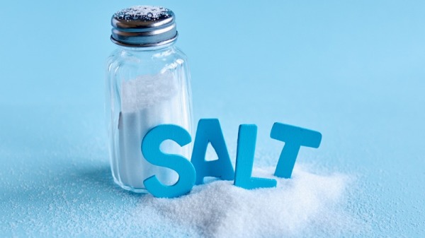 盐在日常清洁中，有许多妙用。