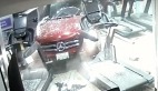 健身房驚魂一刻：跑步機上的老爺爺被車撞飛(圖視頻)