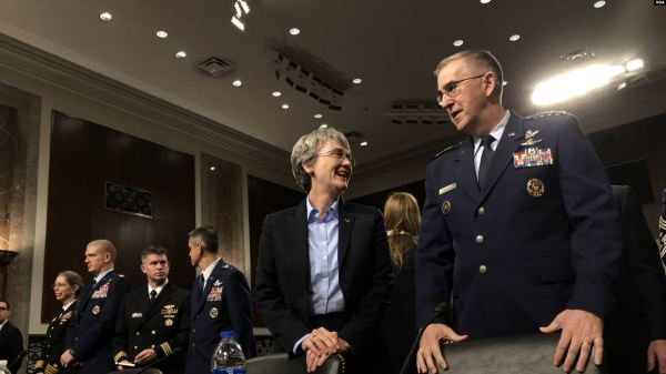 美軍戰略司令部司令海騰上將（右一）與空軍部部長威爾遜出席聽證會