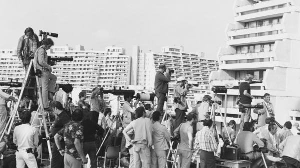 1972年9月西德慕尼黑奥运会期间，11名以色列运动员被恐怖分子杀害，摄影师在惨案后聚集采访。