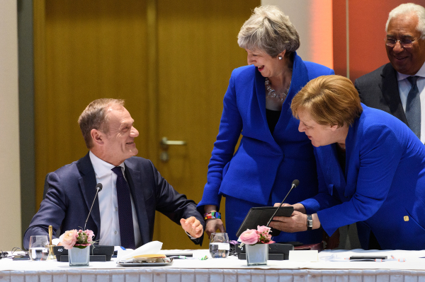 2019年4月10日，英国首相特雷莎・梅与德国总理默克尔与欧洲理事会主席图斯克进行交谈。