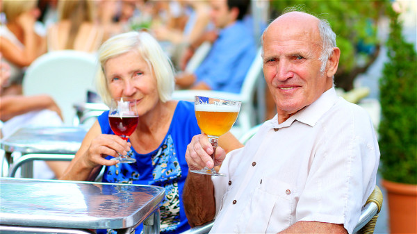 腎臟疾病患者還大量喝啤酒或白酒，有使尿酸沉積，引發腎小管堵塞的風險。