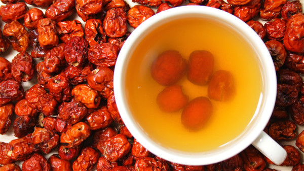 肝功能比较差的人，建议用红枣泡水喝。