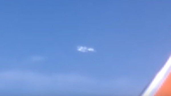 飞机乘客看见UFO分成六块后在空中消失