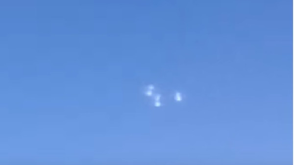 飞机乘客看见UFO分成六块后在空中消失