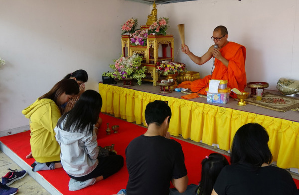 泰国人传统上会在这几天去佛寺里奉献金钱或物品给寺方或僧侣。