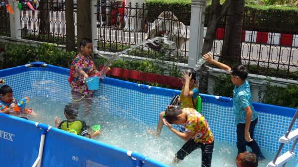 这几日是俗称泼水节的泰国新年宋干节，这时各地民众会互相泼水，象征清除厄运，并展开崭新的一年。但是宋干节的活动可不是只有互相泼水而已喔！