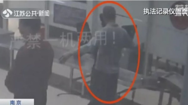 一名中国男子为了要躲过机场检查，豁出去了，竟然一个月都没洗脚！企图用脚臭味来掩盖，但最后还是被捕了……