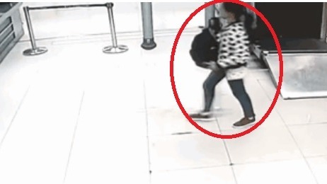 中国深圳一名12岁的女孩，背著书包准备入境香港，引起了海关人员的怀疑。检查后意外地发现142管人血！其背后隐藏的是“寄血验子”的秘密。