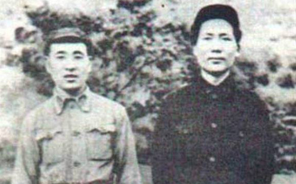 林彪（左）与毛泽东。