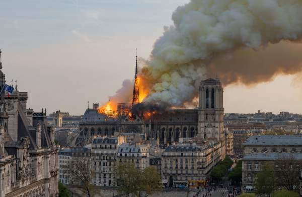 2019年4月15日，法国巴黎圣母院遭遇重大火灾。