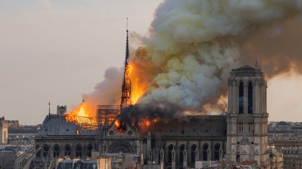4月15日，巴黎圣母院发生大火。