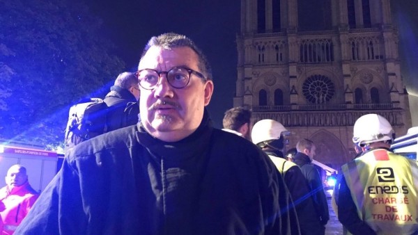 神父福尼尔（Jean-Marc Fournier）在15日火势正烈时，要求当局准许他与消防员和警方一起进入火场