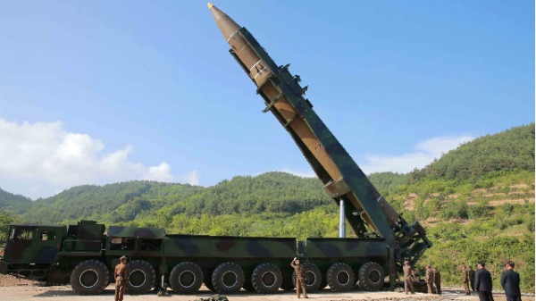 2017年7月4日，朝鲜领导人金正恩（右二）在一个秘密地点检查洲际弹道导弹Hwasong-14的试射