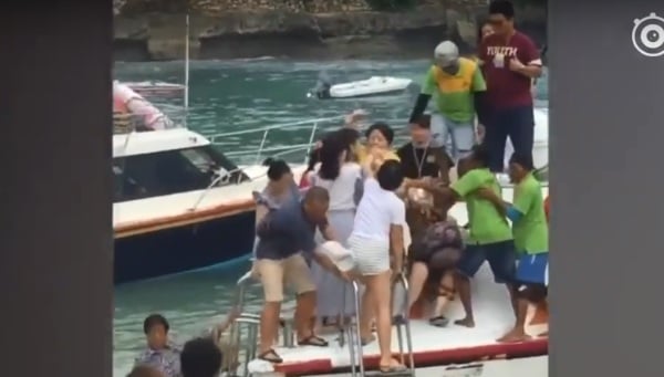 不少中國人也選擇走出國門去看看。最近發生一件中國大媽到峇裡島遊玩，為了搶著下船，竟然互毆！讓人不禁疑惑：中國人為什麼那麼著急？
