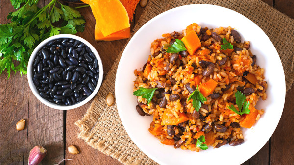 常吃黑豆可以調節腸胃功能，加速代謝，緩解心血管堵塞。