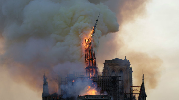 4月15日，巴黎聖母院發生大火。