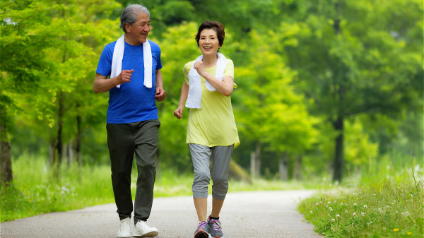 每天坚持健走一小时，可排毒养生，预防衰老。