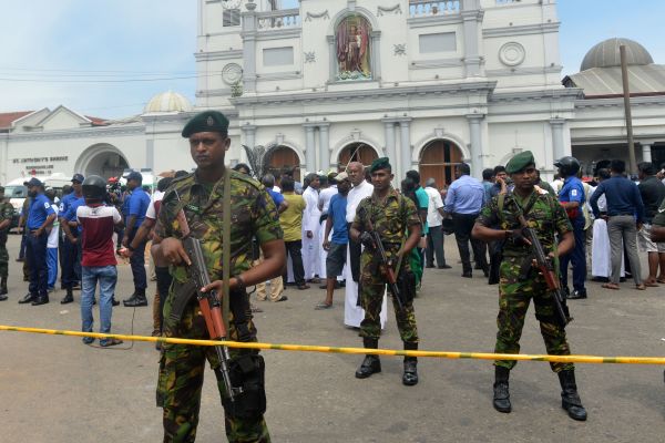 爆炸發生後，斯里蘭卡軍官守護在聖安東尼神社前。