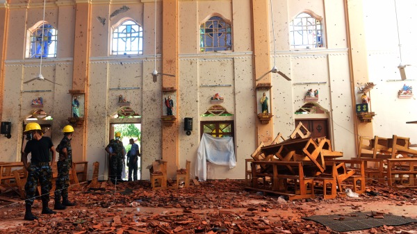 2019年4月22日，斯里蘭卡安全人員在聖塞巴斯蒂安教堂爆炸現場進行檢查