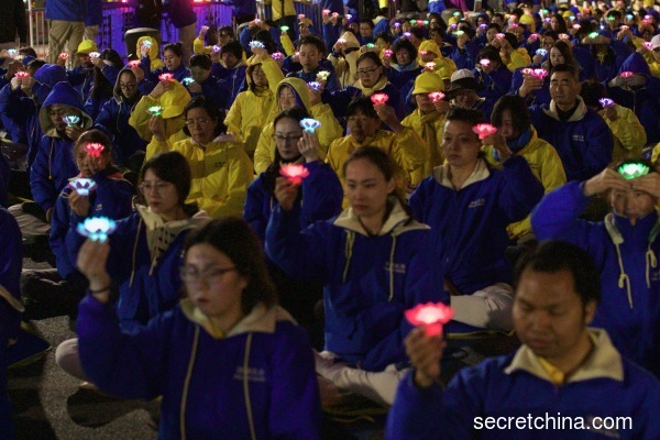 紐約部分法輪功學員來到紐約中領館前，舉行燭光守夜