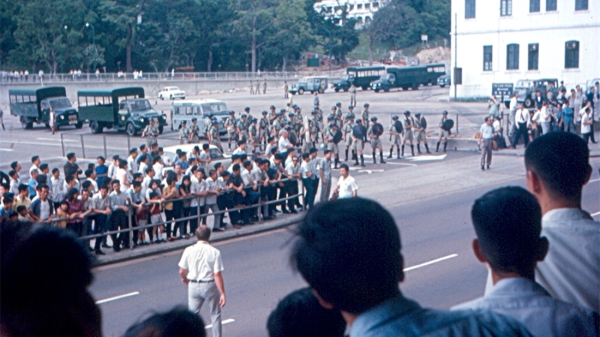 六七暴动中，香港警察与示威者对峙街头。