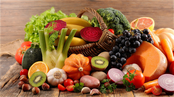 腹脹應避免攝入加工食品，儘可能吃新鮮蔬果食物。