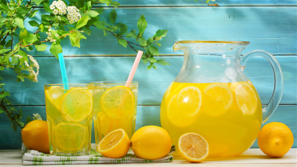 檸檬片泡水喝，加入一杓蜂蜜，可以更好的促進人體排毒。