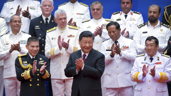 4月23日，习近平在青岛会见参加中共海军节活动的外方代表团团长。