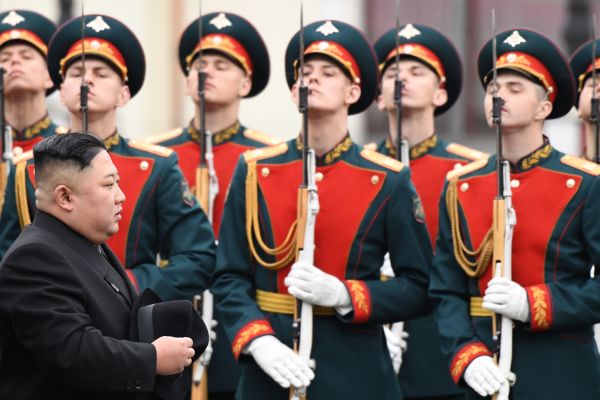 2019年4月24日，金正恩抵達俄羅斯遠東港口符拉迪沃斯托克，在當地火車站舉行的歡迎儀式上走過儀仗隊。