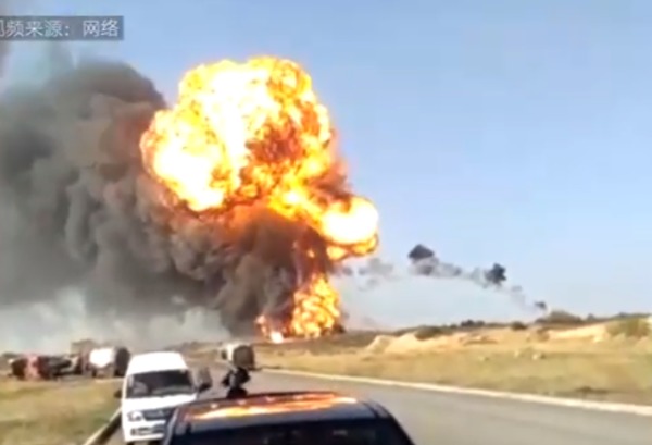 陕西油罐车突然起火爆炸：“快！撤！撤！”