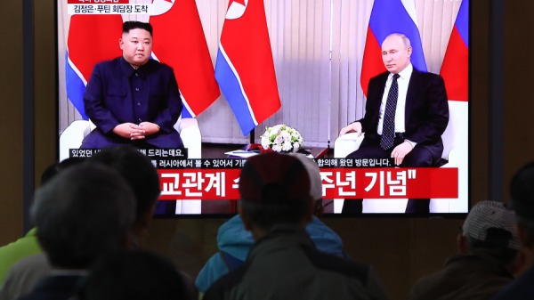 2019年4月25日，韩国电视广放俄罗斯总统普京與朝鲜领导人金正恩在太平洋港口城市符拉迪沃斯托克举行首次峰会。