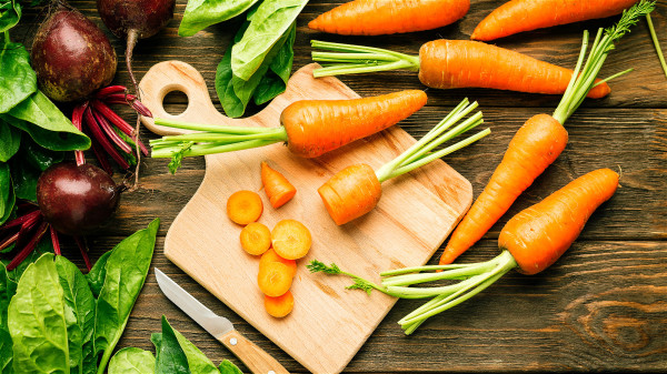 多食用胡蘿蔔可以明目養神，維護視覺功能。