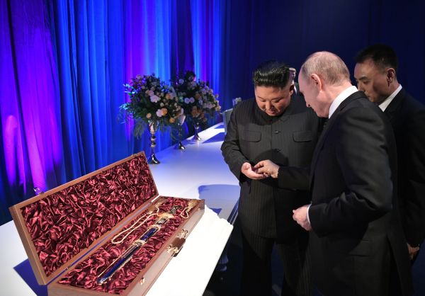 2019年4月25日，金正恩与普京会谈后互赠礼物，金正恩送给普京展示朝鲜宝剑。